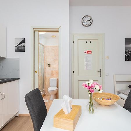 Private Retreat Close To Stations In Praha 3 ภายนอก รูปภาพ