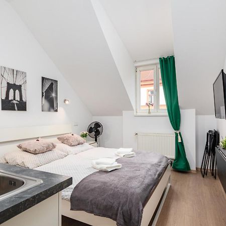 Private Retreat Close To Stations In Praha 3 ภายนอก รูปภาพ