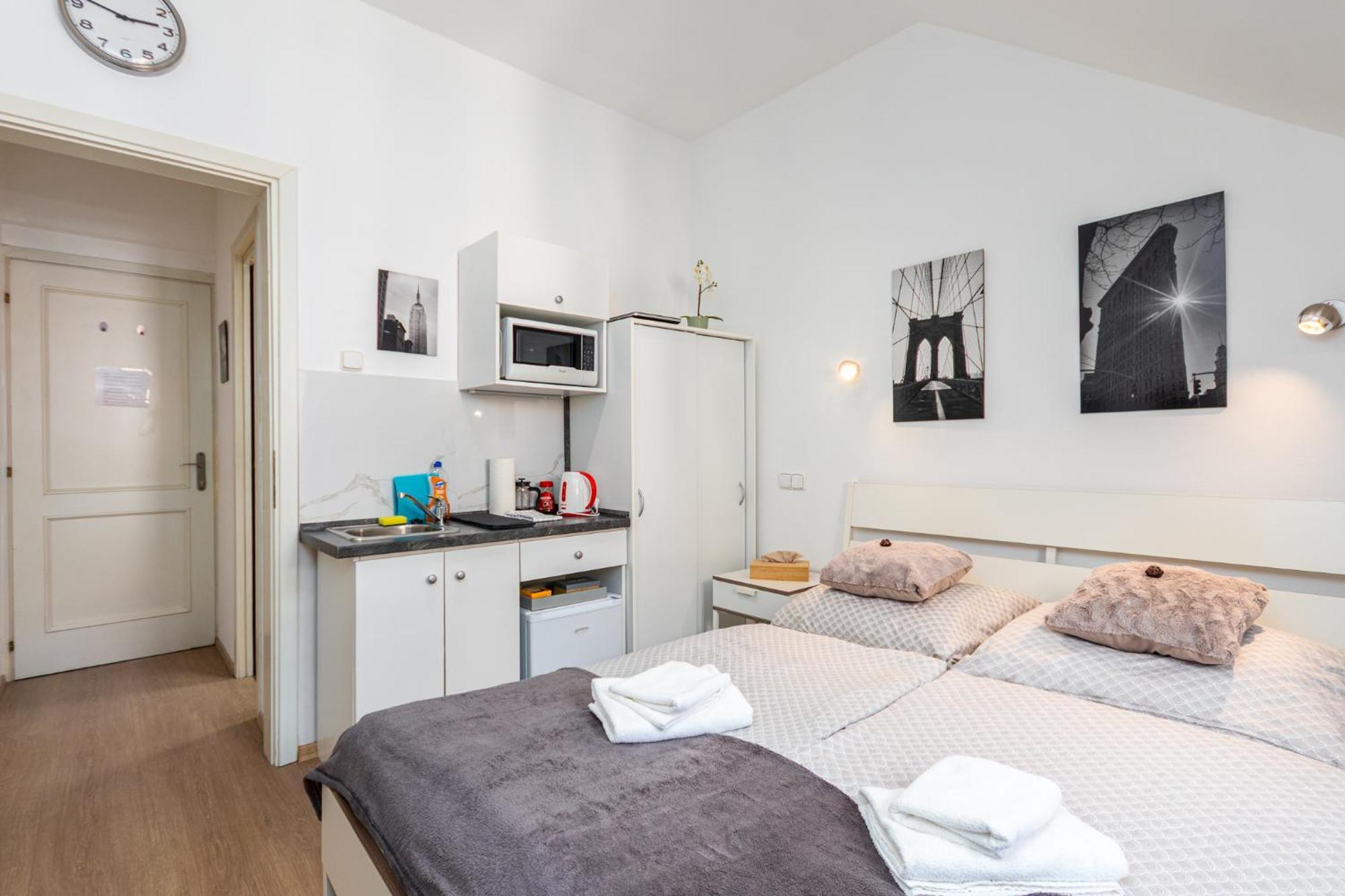 Private Retreat Close To Stations In Praha 3 ภายนอก รูปภาพ