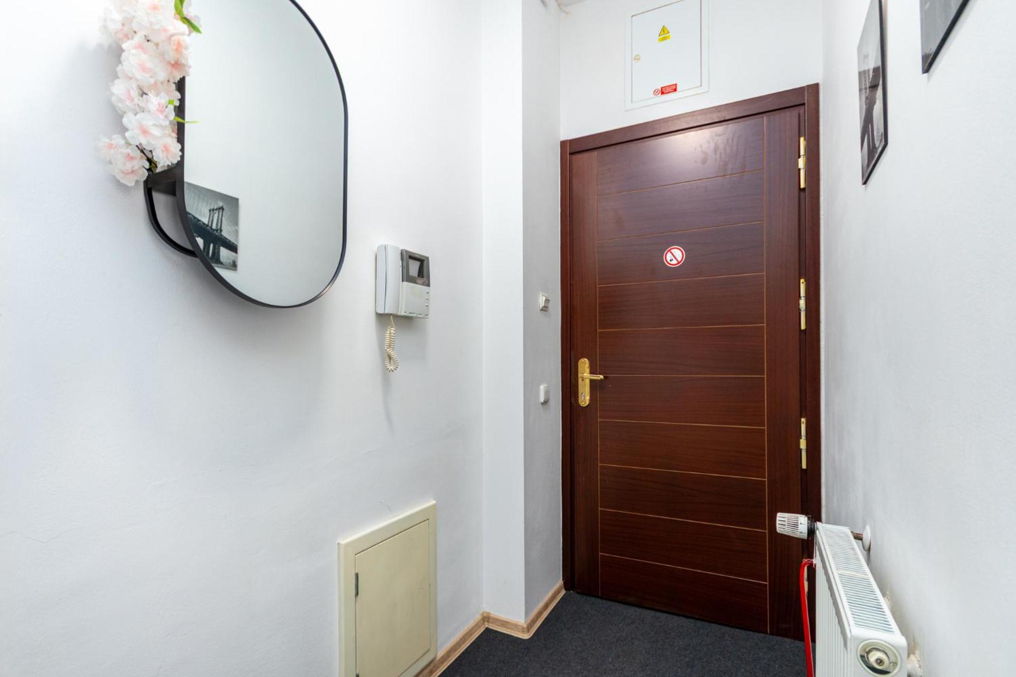 Private Retreat Close To Stations In Praha 3 ภายนอก รูปภาพ