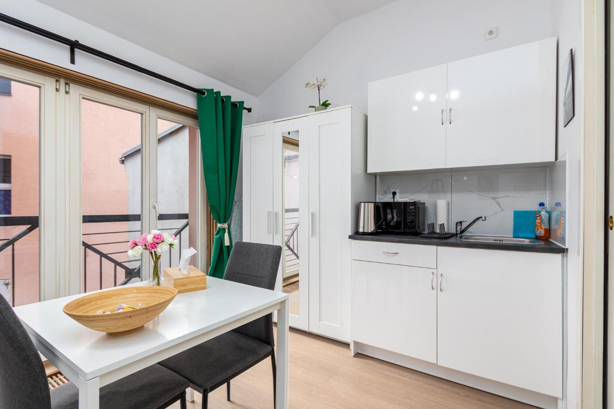 Private Retreat Close To Stations In Praha 3 ภายนอก รูปภาพ
