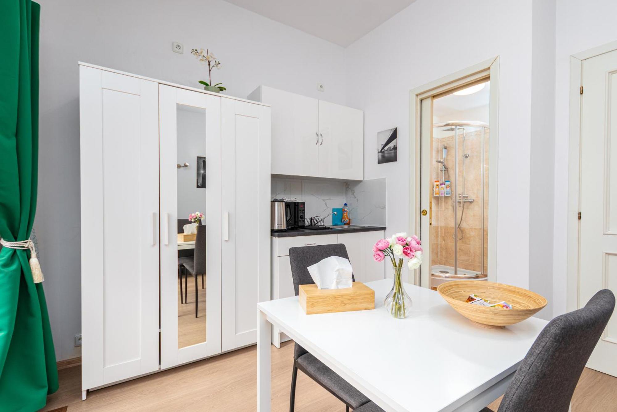 Private Retreat Close To Stations In Praha 3 ภายนอก รูปภาพ