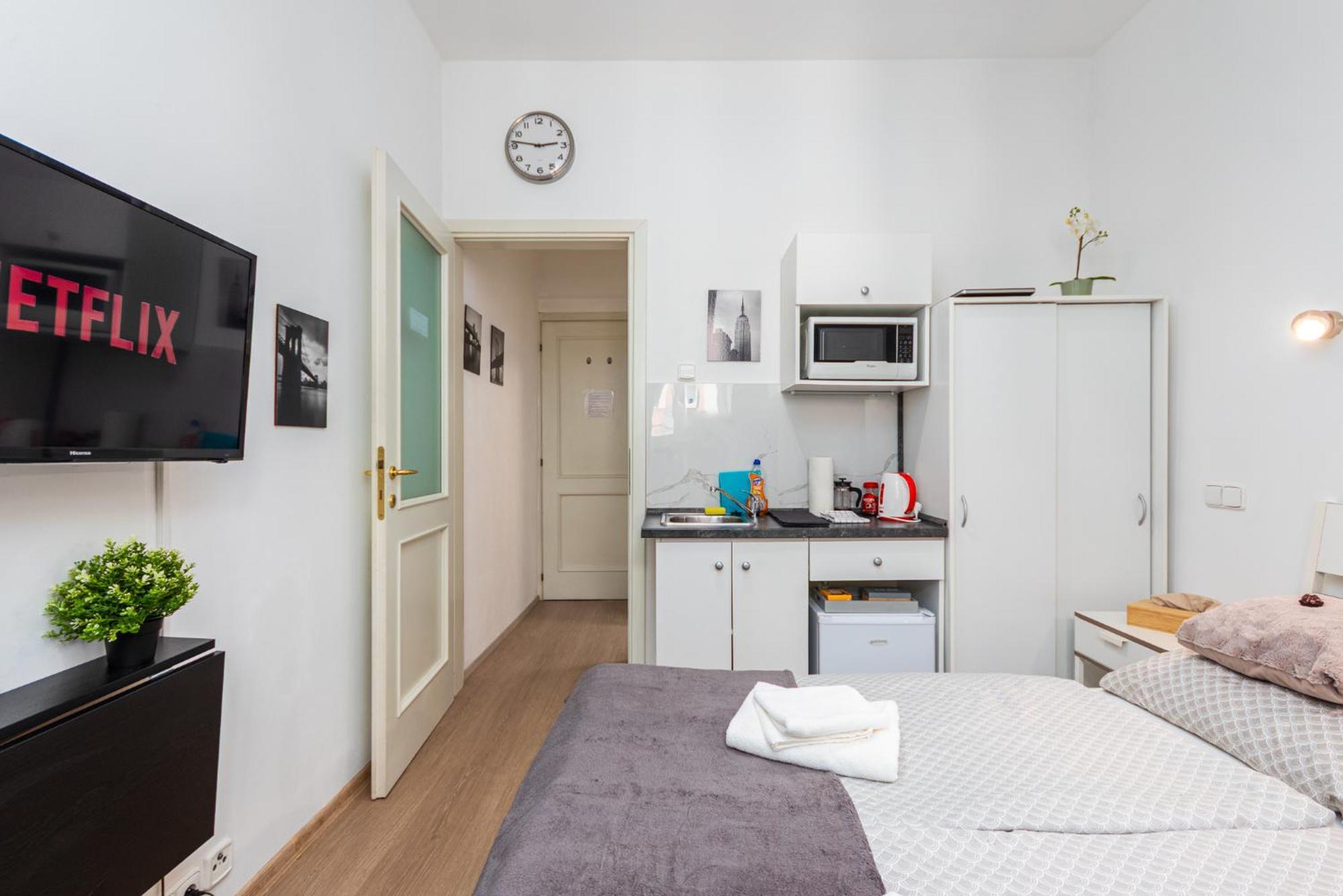 Private Retreat Close To Stations In Praha 3 ภายนอก รูปภาพ
