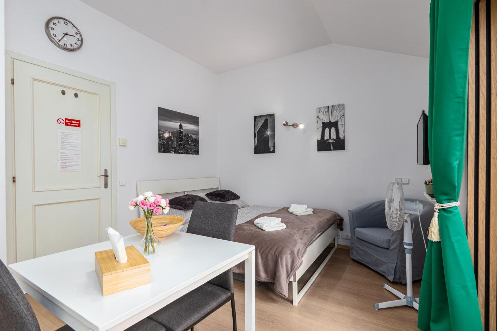Private Retreat Close To Stations In Praha 3 ภายนอก รูปภาพ