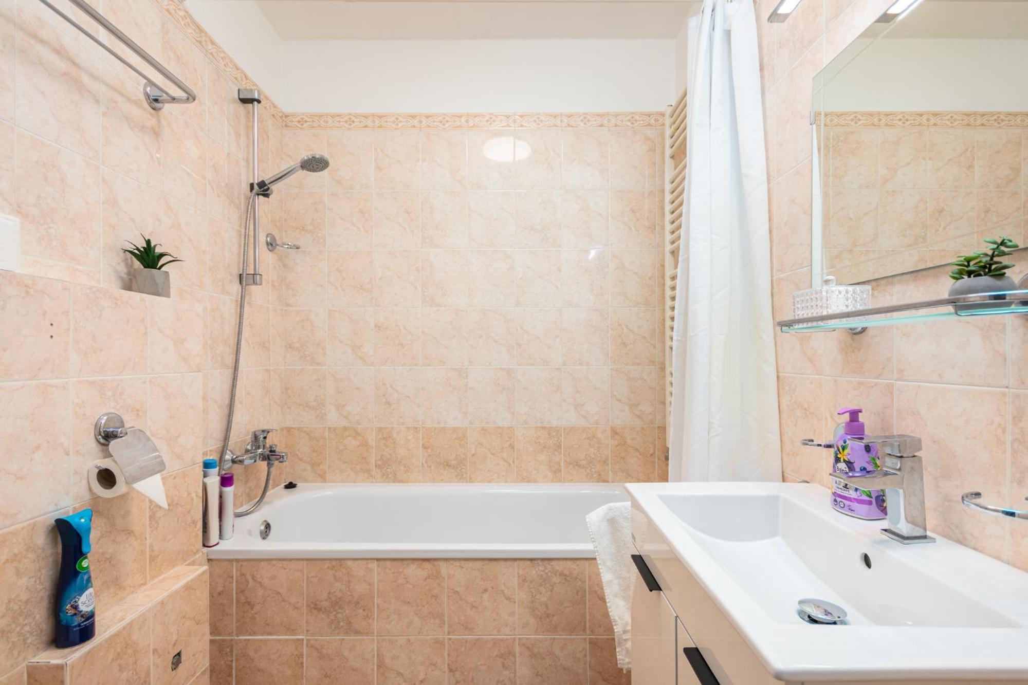 Private Retreat Close To Stations In Praha 3 ภายนอก รูปภาพ